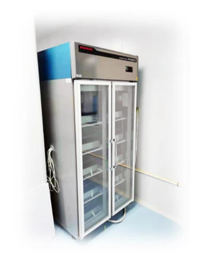 Qual é o papel dos fatores de crescimento no monitoramento do crescimento da colônia?